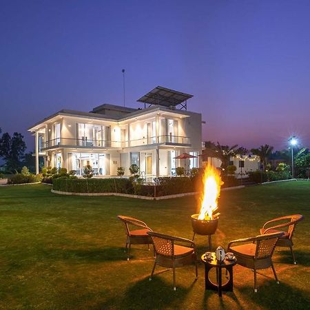 Stayvista At Le Blanc Escape W Outdoor Pool Sohna Εξωτερικό φωτογραφία