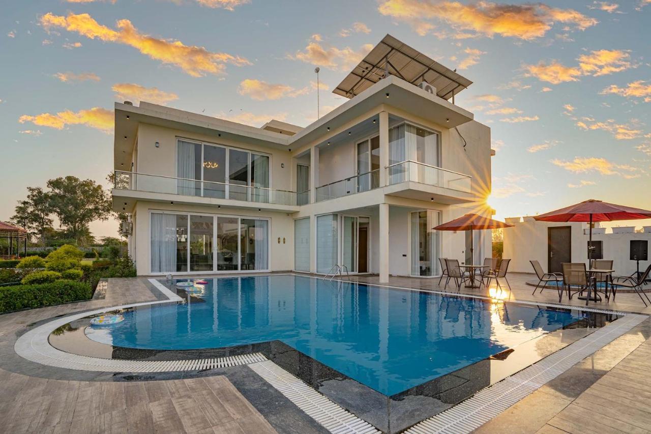Stayvista At Le Blanc Escape W Outdoor Pool Sohna Εξωτερικό φωτογραφία