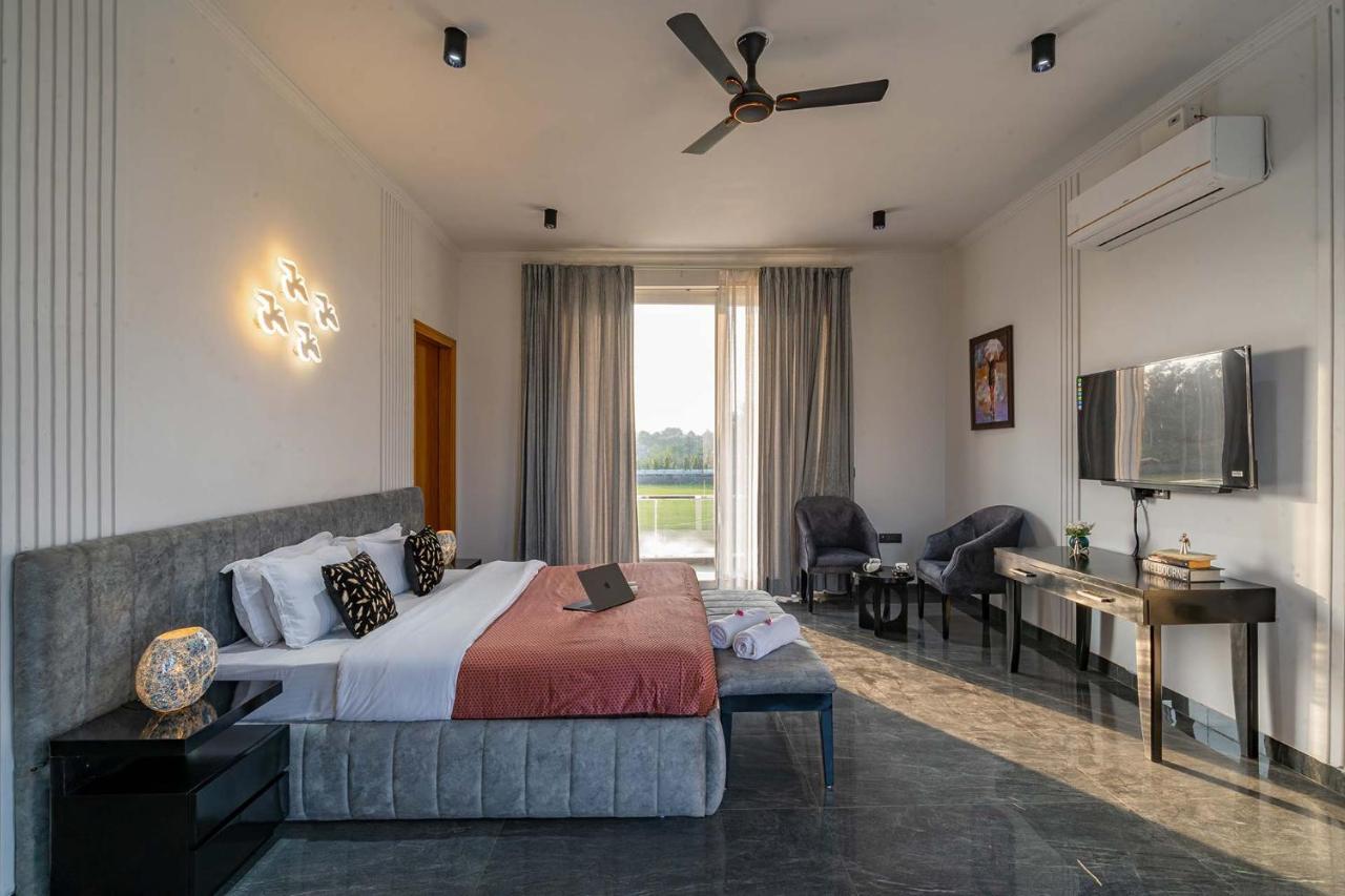 Stayvista At Le Blanc Escape W Outdoor Pool Sohna Εξωτερικό φωτογραφία