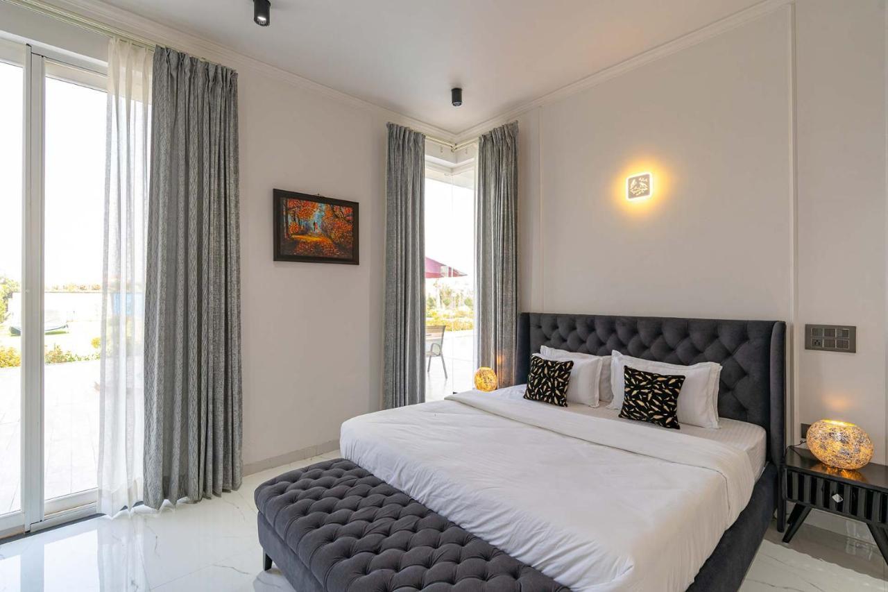 Stayvista At Le Blanc Escape W Outdoor Pool Sohna Εξωτερικό φωτογραφία